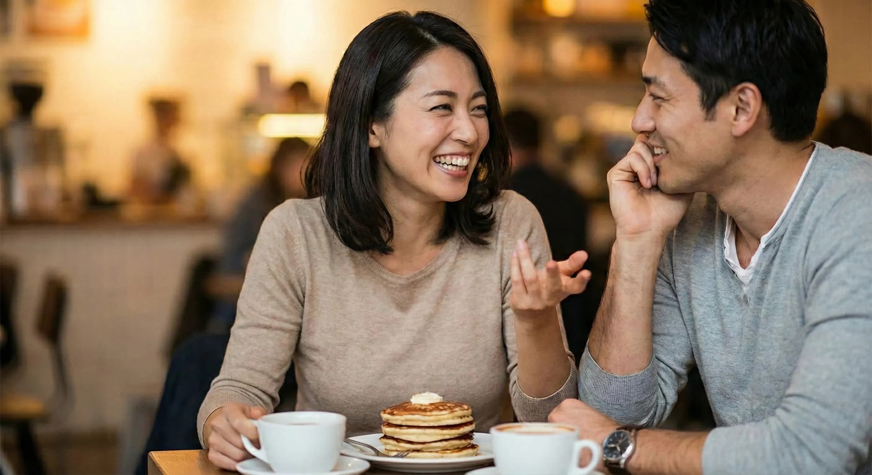 カフェで楽しそうに会話する男女